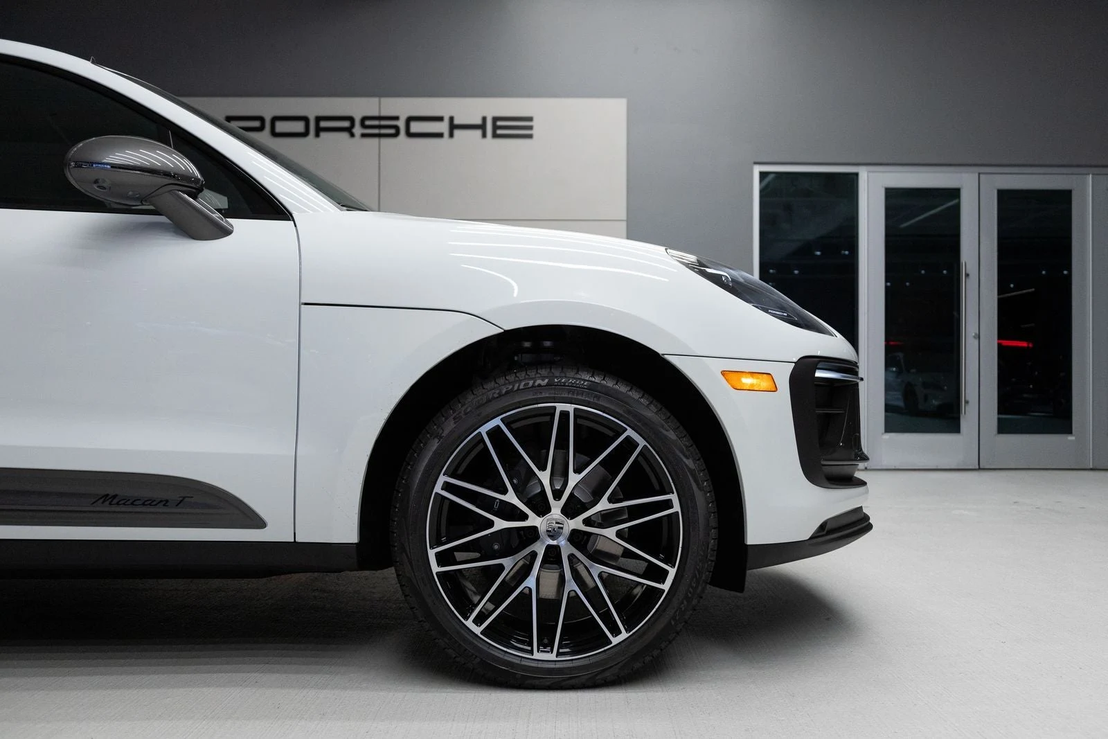 2026 Porsche Macan T (95B), 11/20