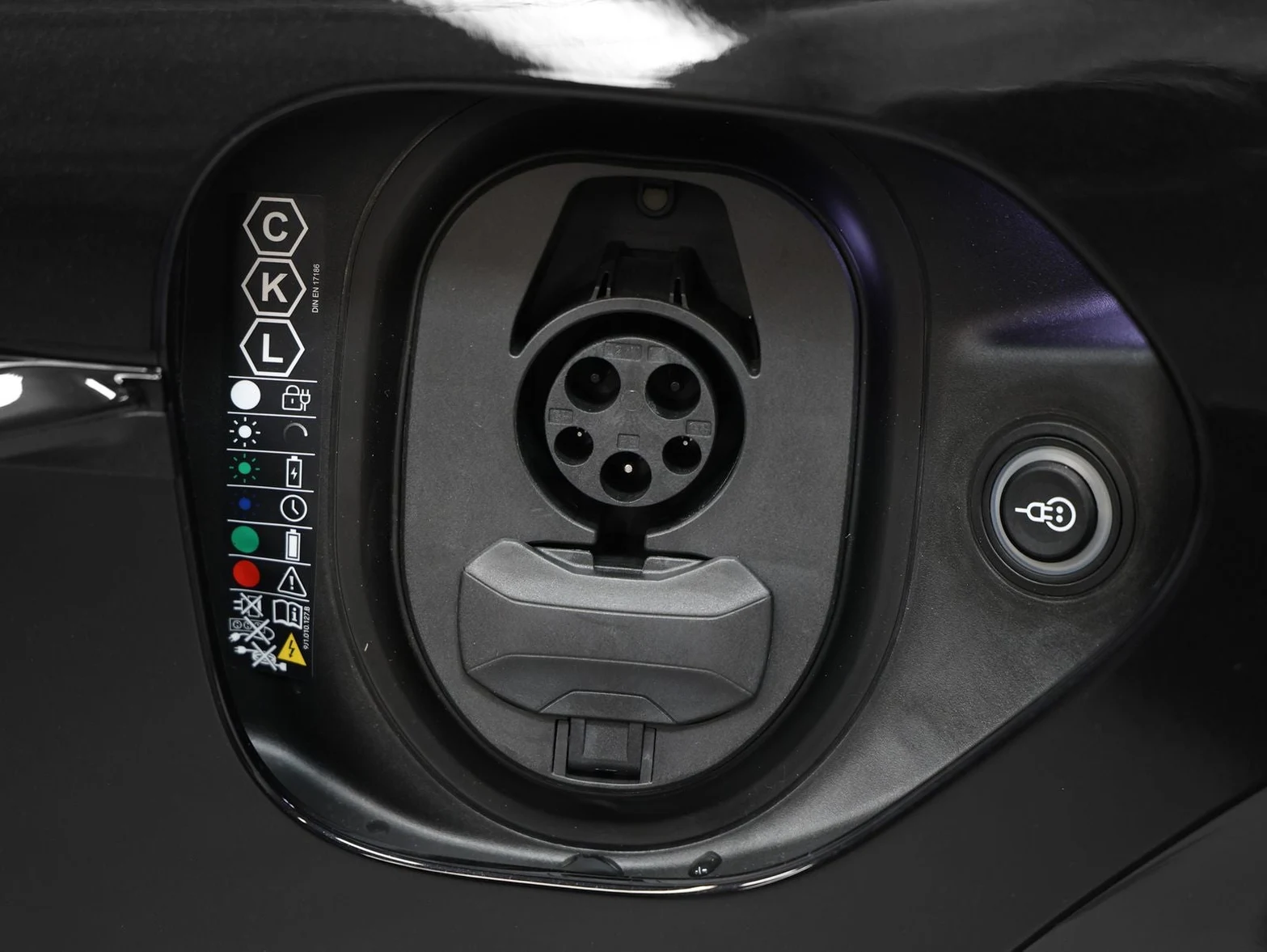 2026 Porsche Taycan 4 Black Edition (2025 Update), 17/20