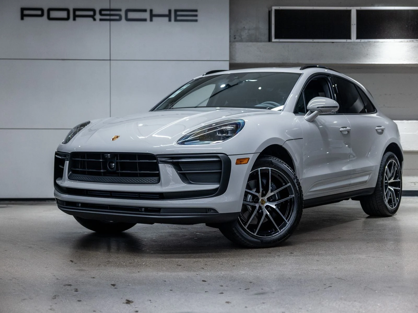 Porsche Macan (95B) · Chalk · Indigo Auto Group
