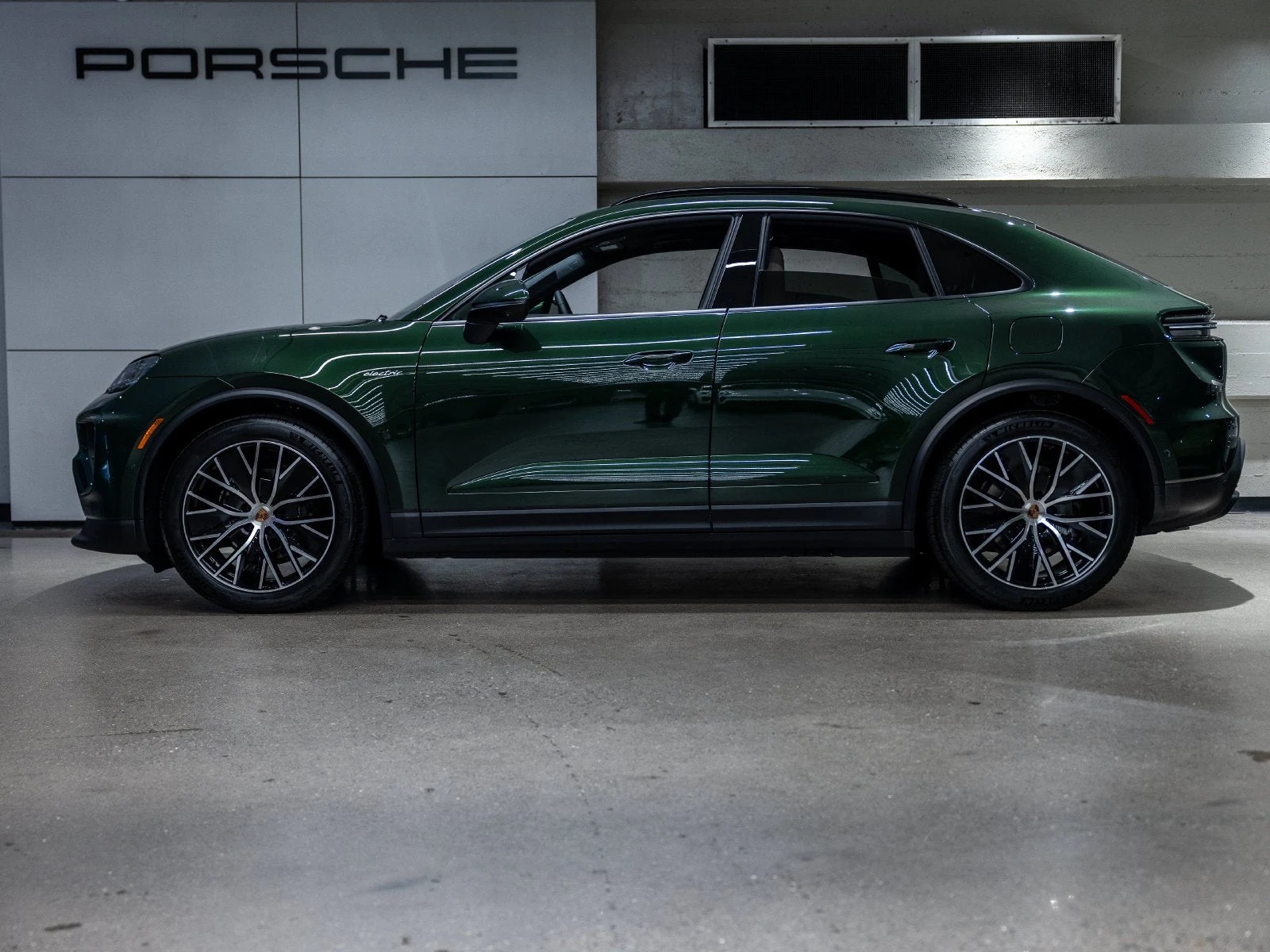2026 Porsche Macan 4 Electric (XAB), 2/20