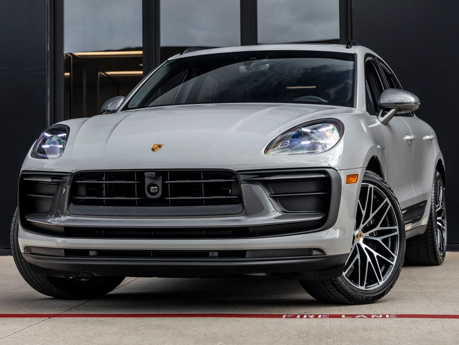 Porsche Macan T (95B) · Chalk · Indigo Auto Group