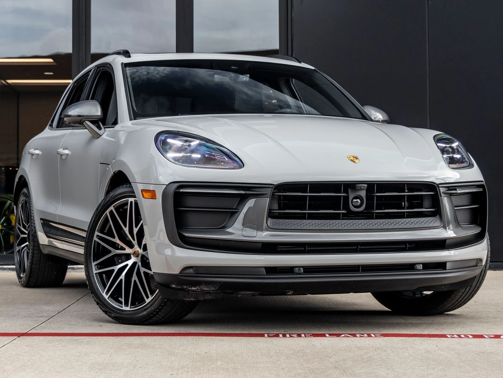 2026 Porsche Macan T (95B), 6/20