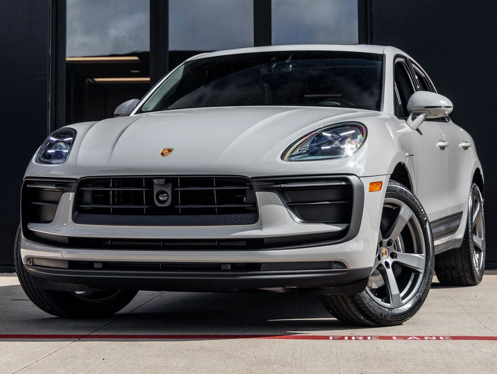 Porsche Macan (95B) · Chalk · Indigo Auto Group