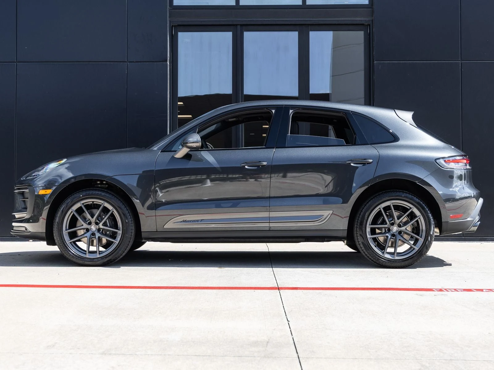 2026 Porsche Macan T (95B), 2/20