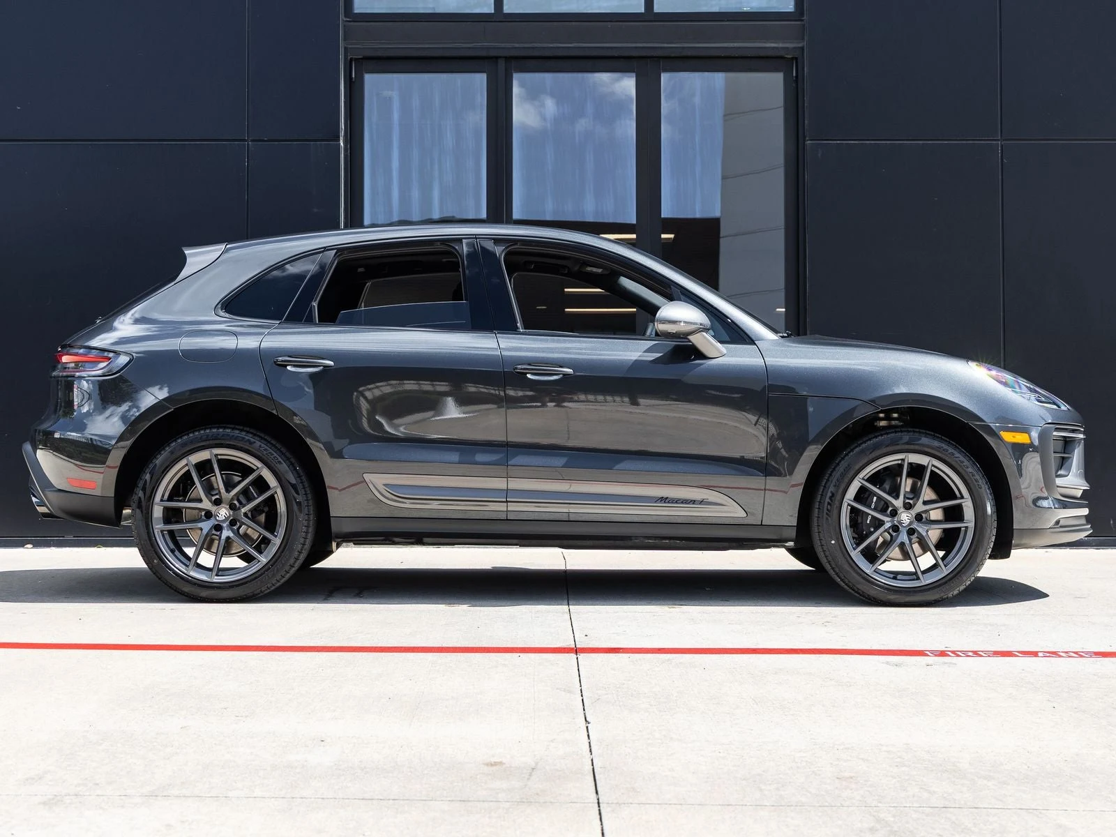 2026 Porsche Macan T (95B), 12/20