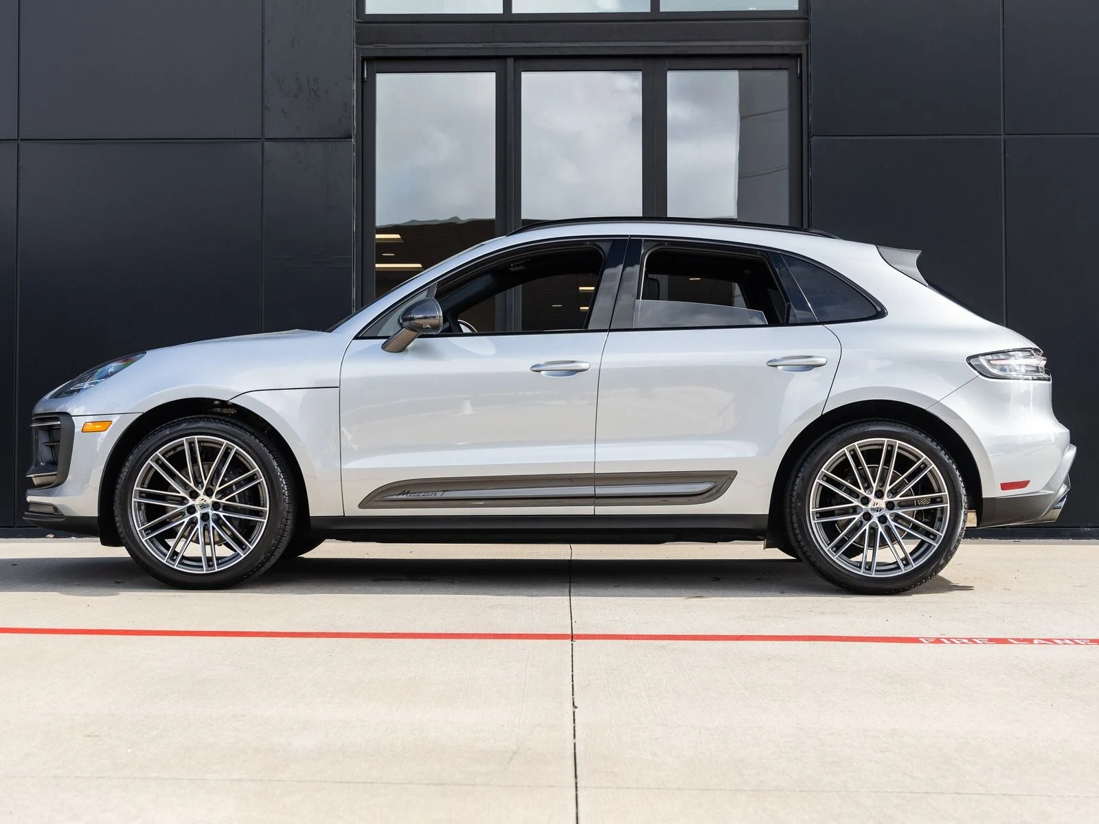 2026 Porsche Macan T (95B), 2/20
