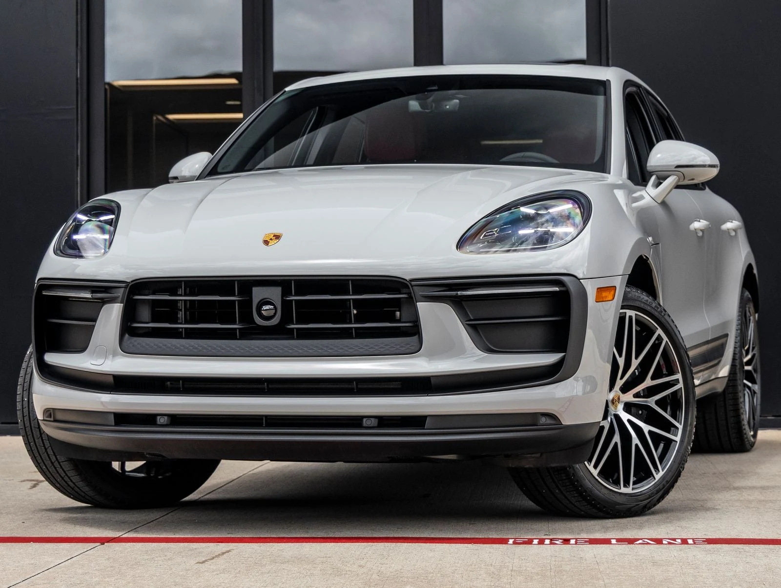Porsche Macan (95B) · Chalk · Indigo Auto Group