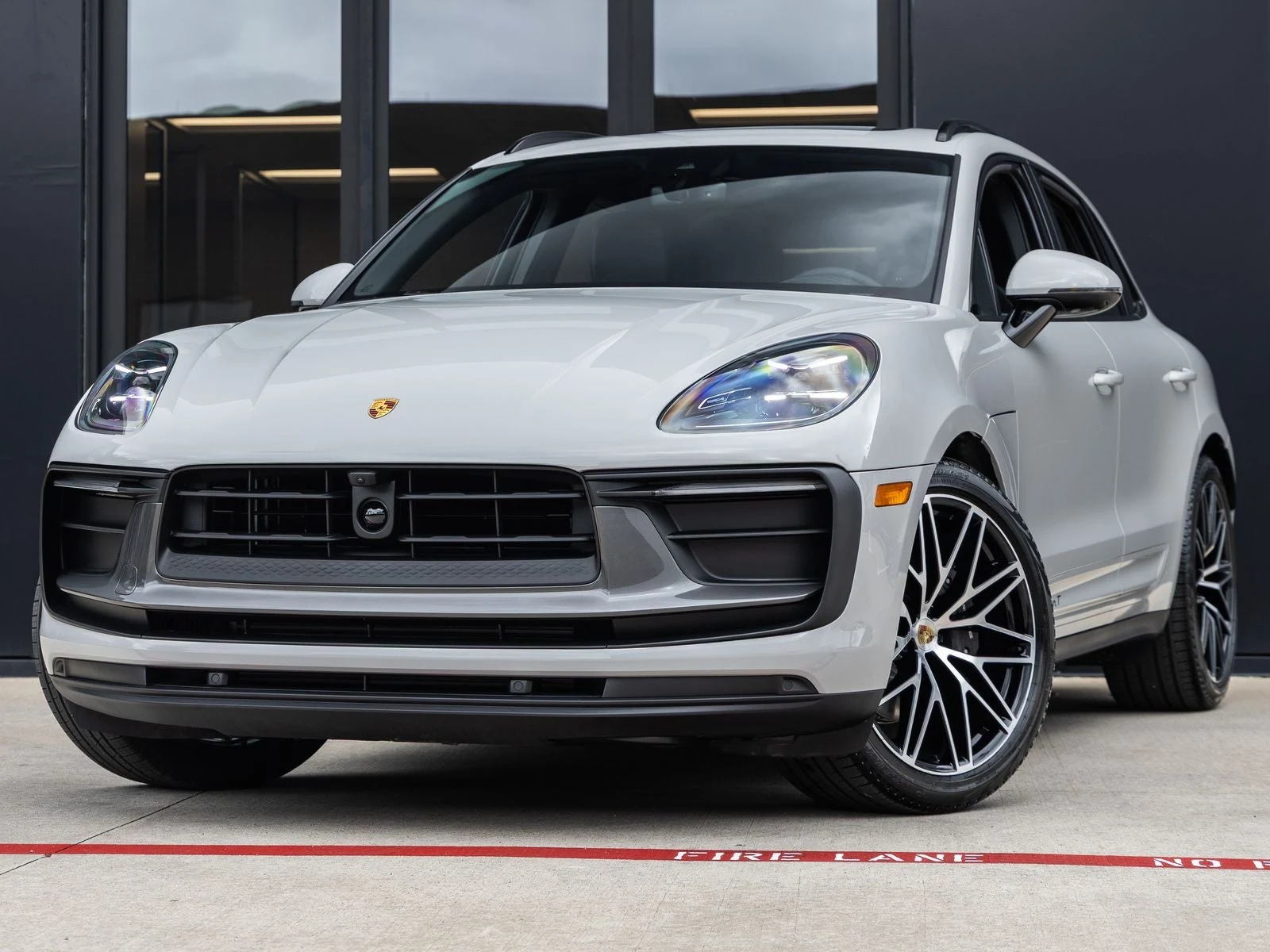 Porsche Macan T (95B) · Chalk · Indigo Auto Group