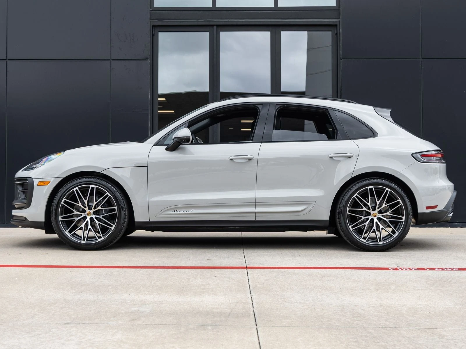 2026 Porsche Macan T (95B), 2/20