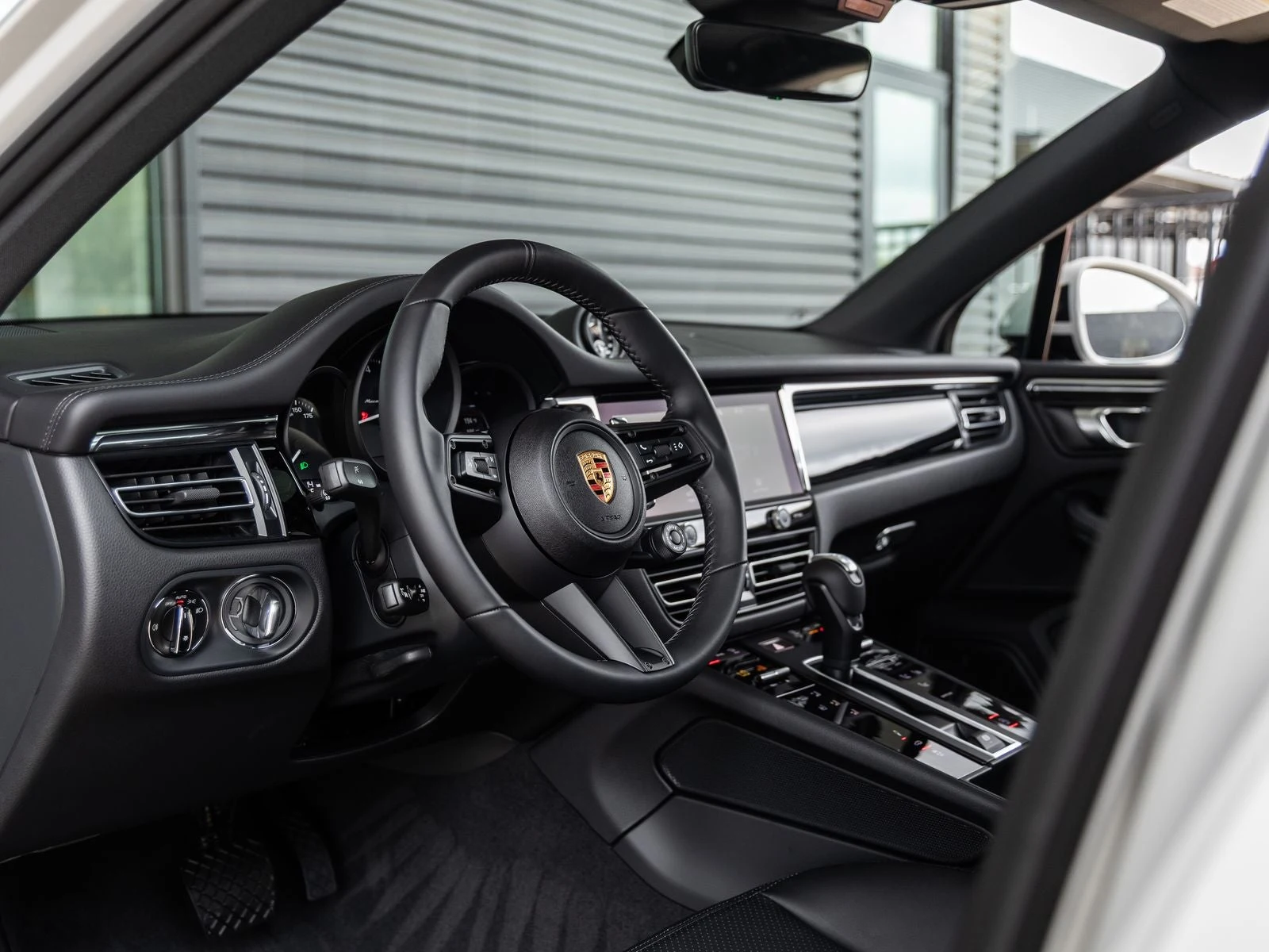 2026 Porsche Macan T (95B), 4/20
