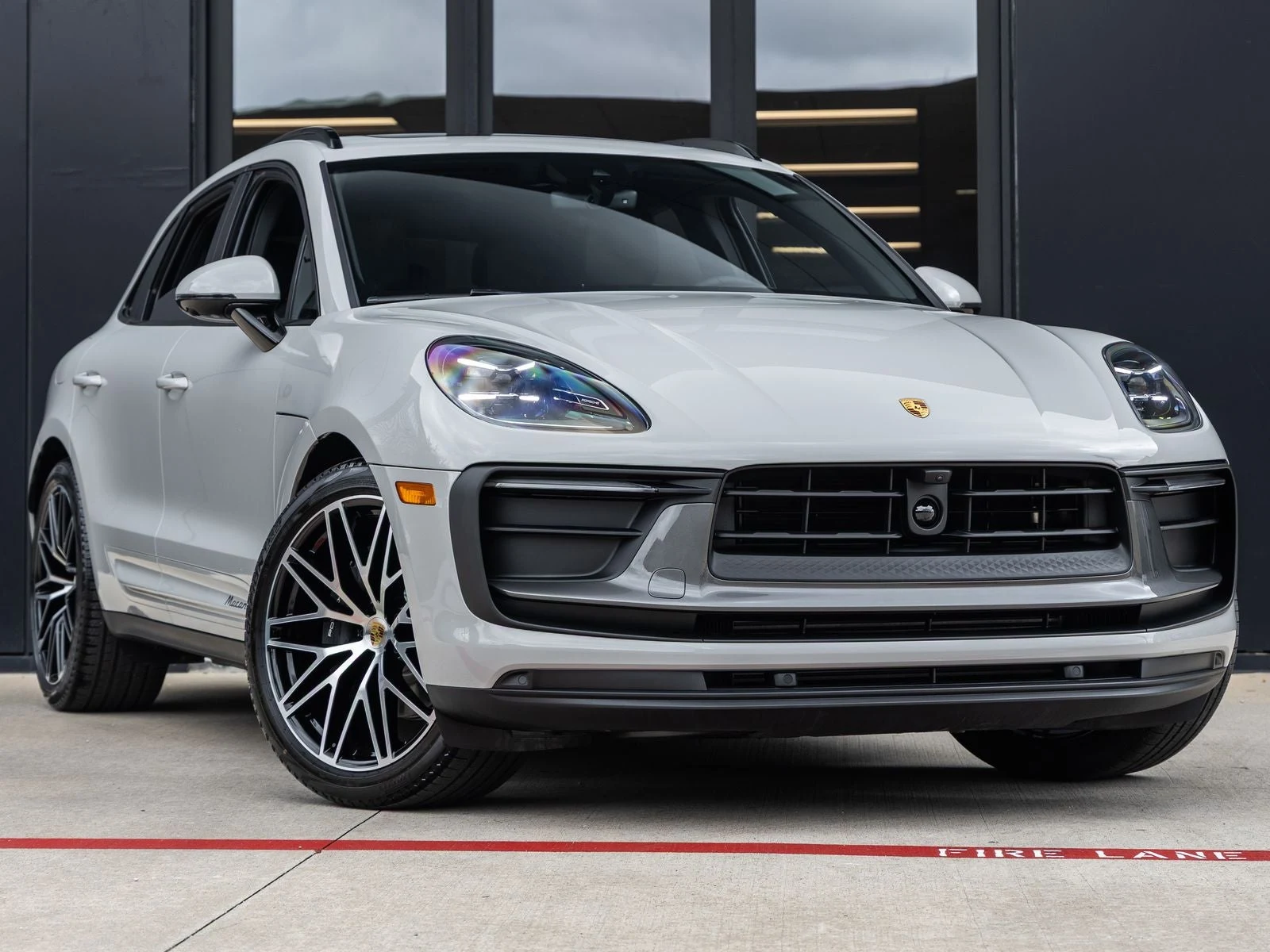 2026 Porsche Macan T (95B), 6/20