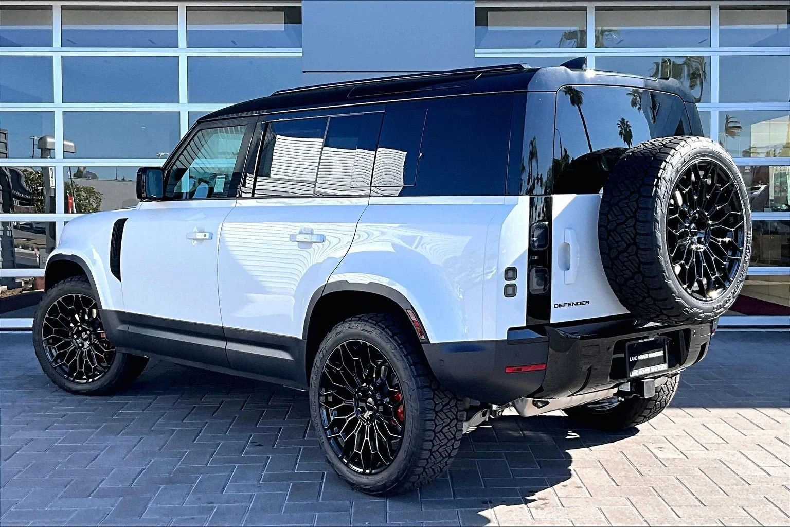2026 Land Rover Defender 110 S (L663), 3/14