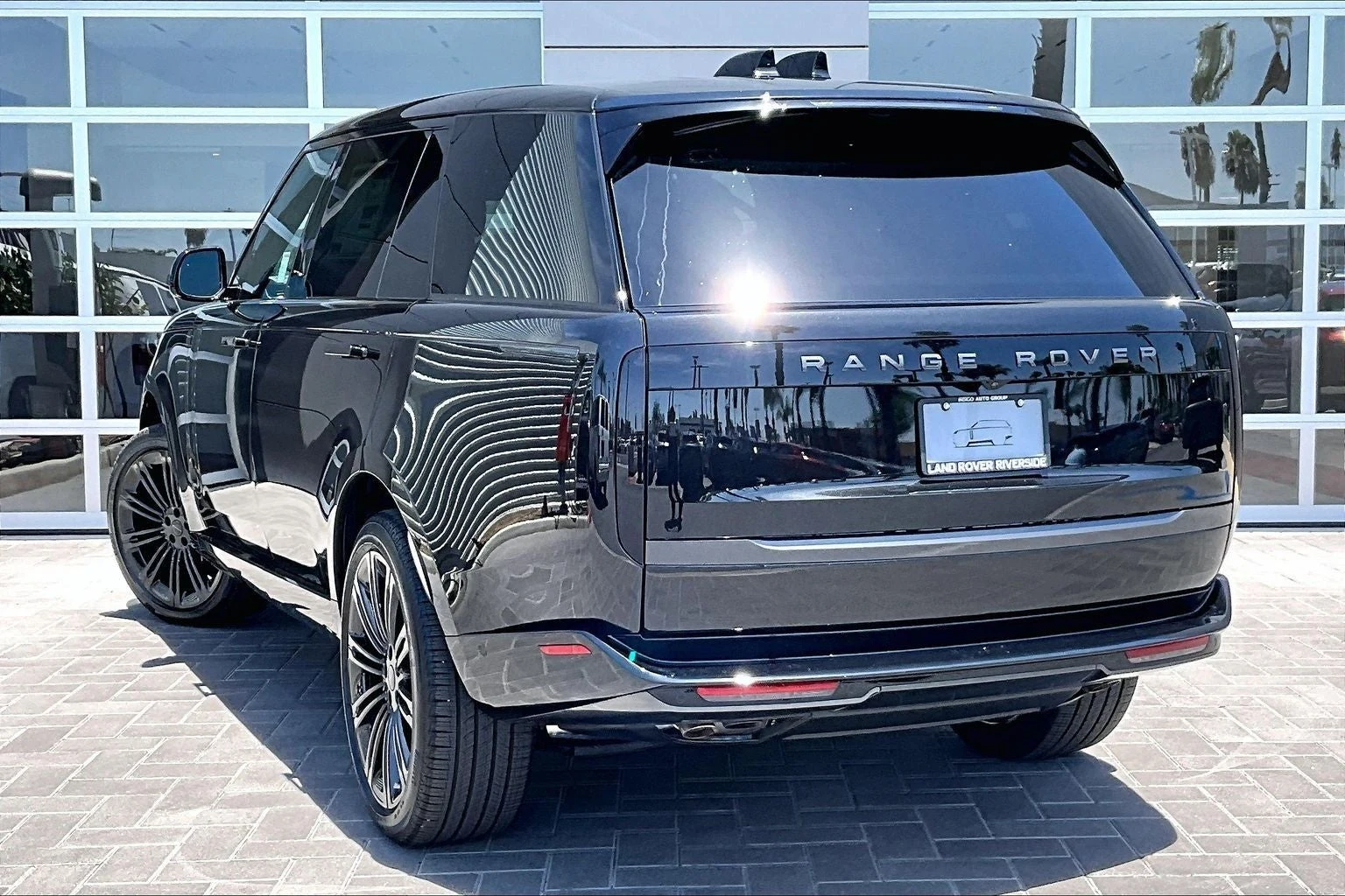 2026 Land Rover Range Rover SE LWB (L460), 3/14