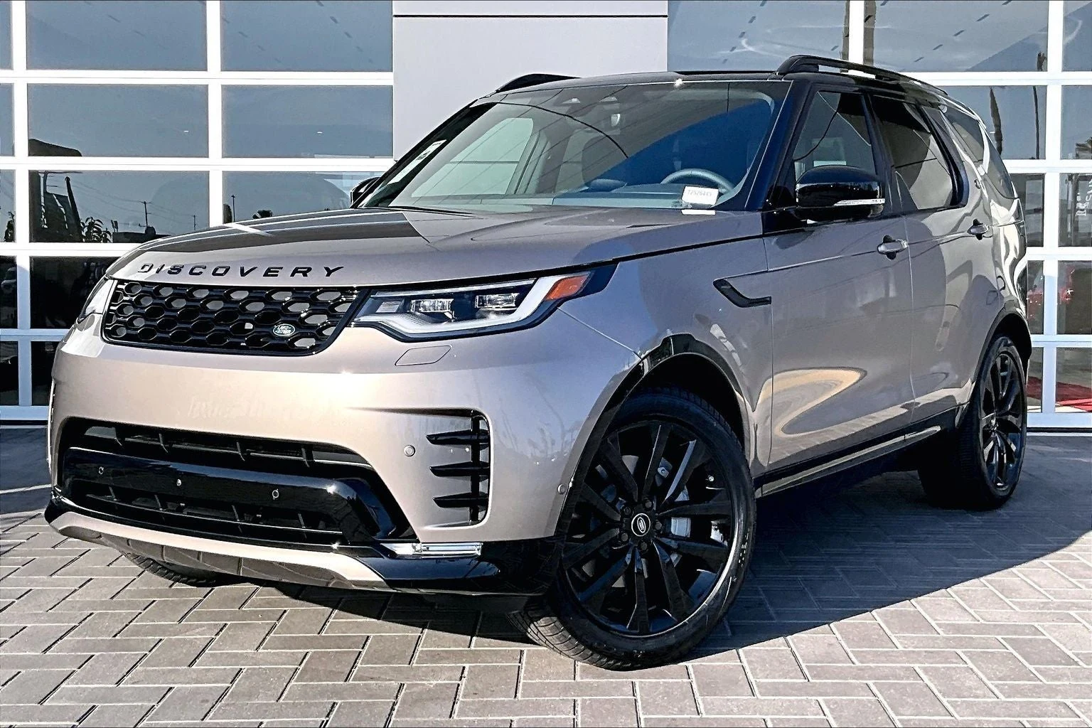 Land Rover Discovery Dynamic SE (L462) · Lantau Bronze Metallic · Indigo Auto Group