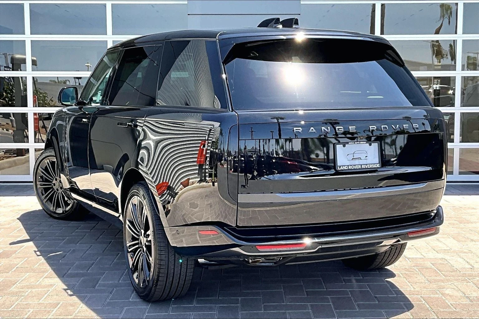 2026 Land Rover Range Rover SE LWB (L460), 3/15