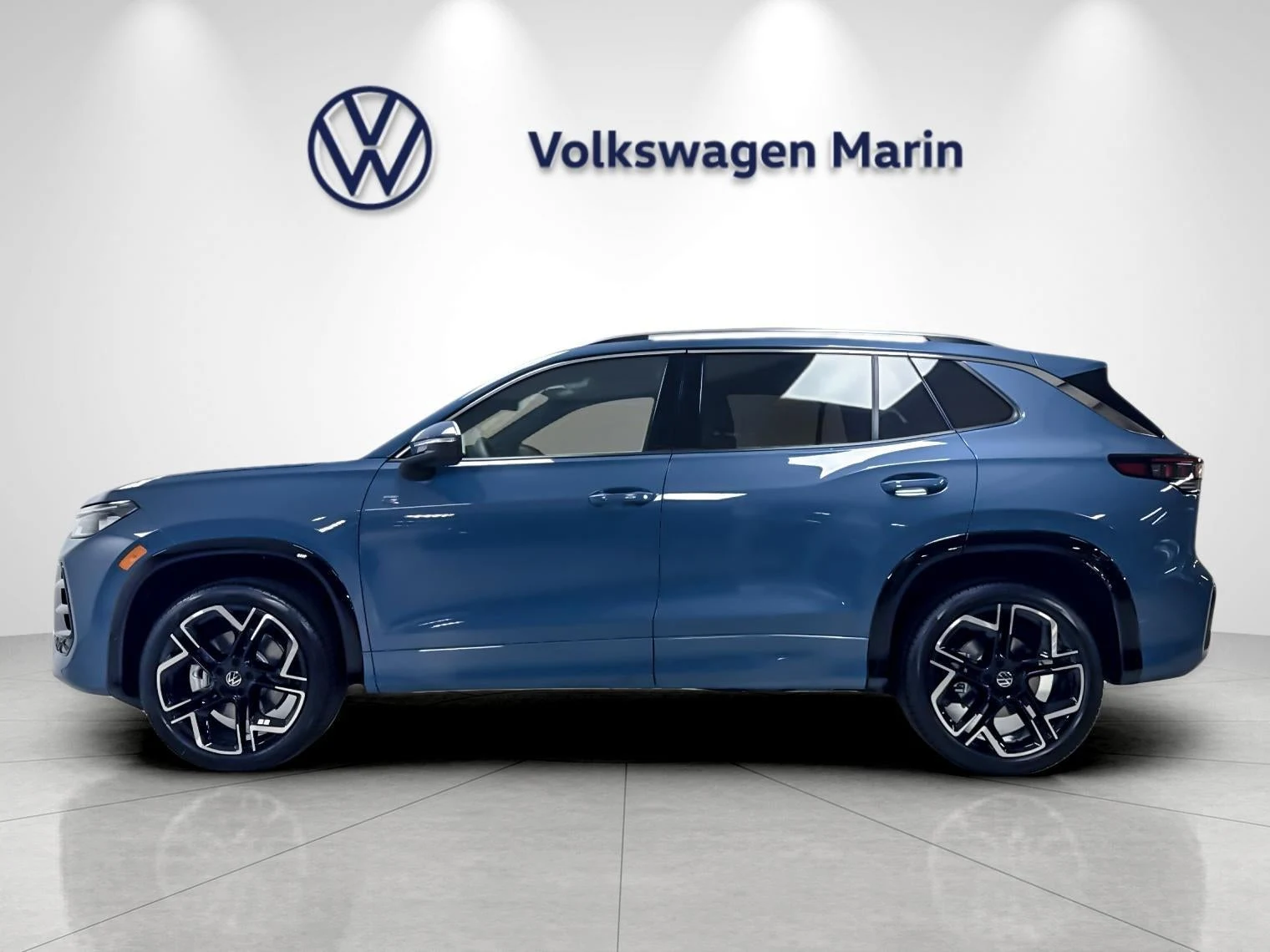 2026 Volkswagen Tiguan SEL R-Line Turbo (3rd Generation North America), 2/20