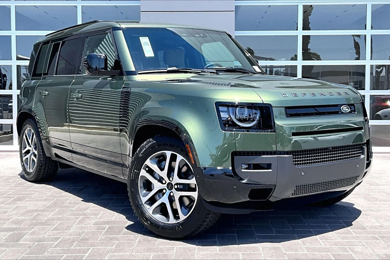 2026 Land Rover Defender 110 X-Dynamic SE (L663), 2/14