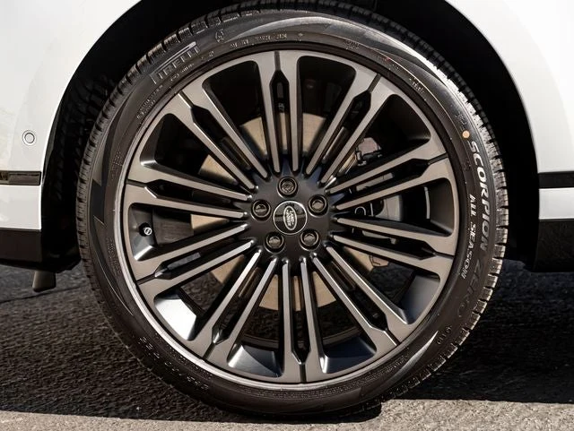 2026 Land Rover Range Rover Velar Belgravia Edition (L560), 11/20