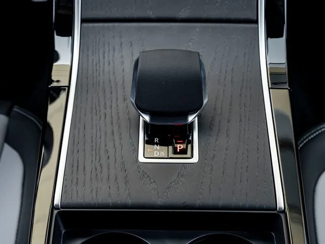 2026 Land Rover Range Rover Velar Belgravia Edition (L560), 19/20