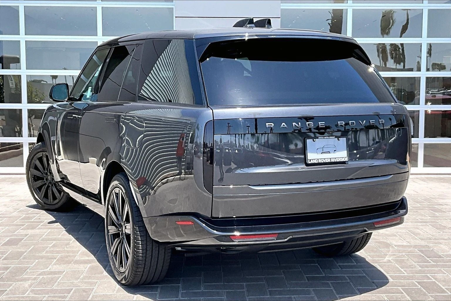 2026 Land Rover Range Rover Plug-In Hybrid SE (L460), 3/14