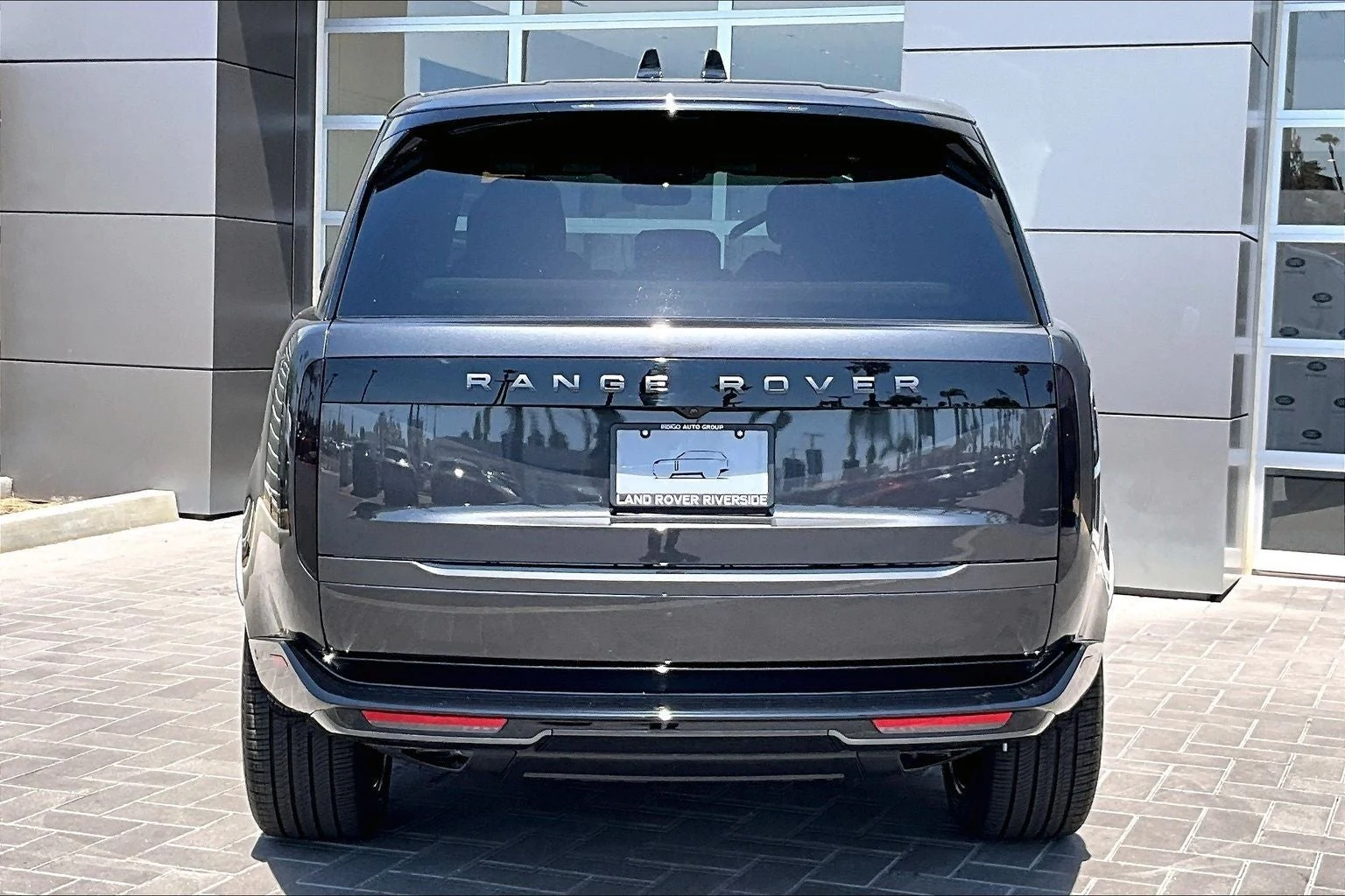 2026 Land Rover Range Rover Plug-In Hybrid SE (L460), 4/14