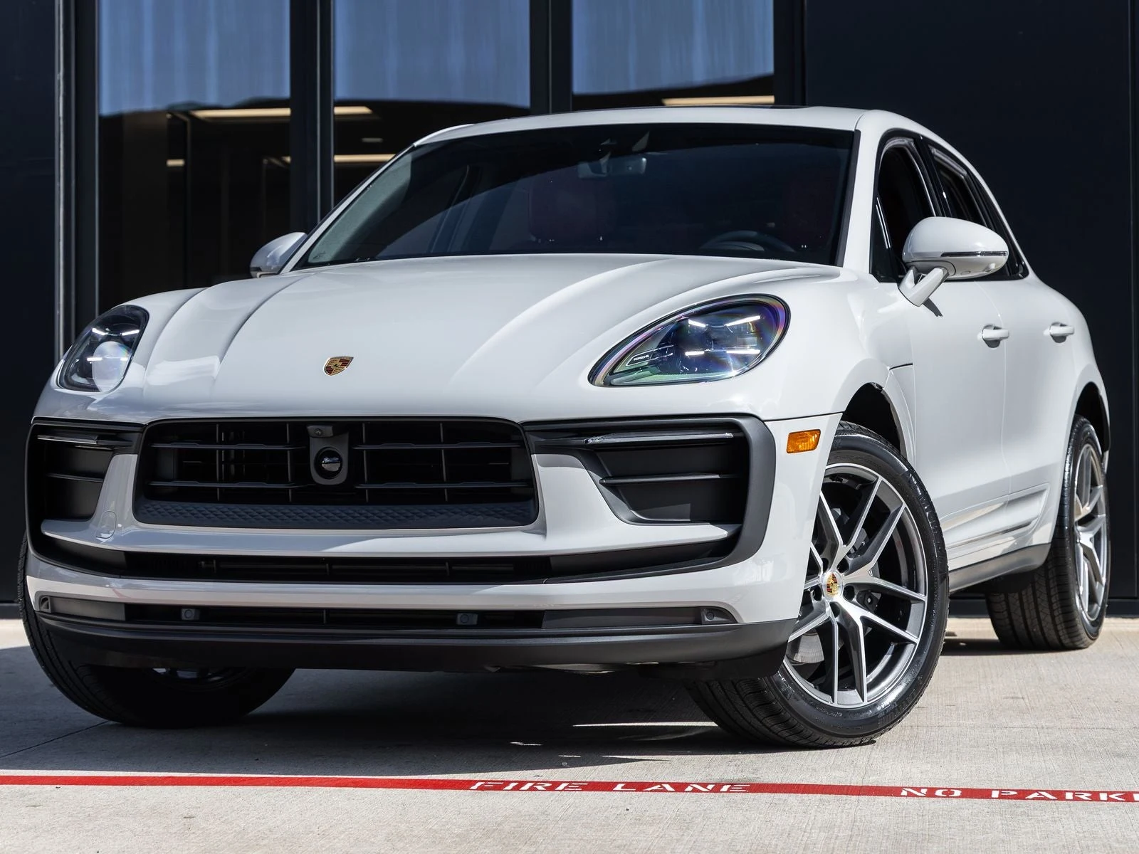 Porsche Macan (95B) · Chalk · Indigo Auto Group