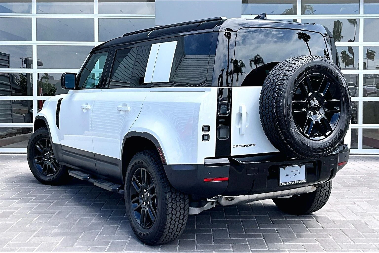2026 Land Rover Defender 110 S (L663), 3/14
