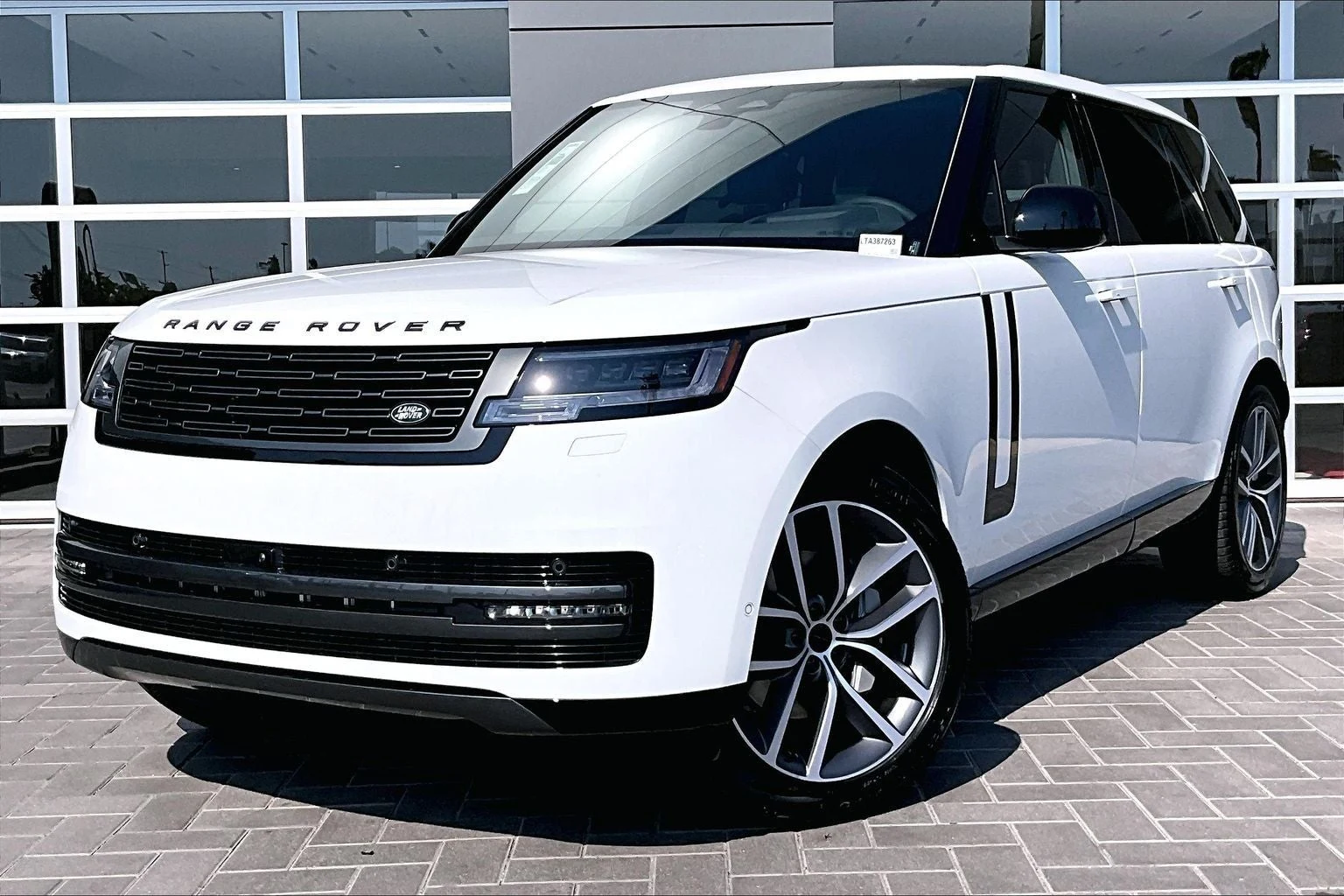 Land Rover Range Rover SE LWB (L460) · Fuji White · Indigo Auto Group