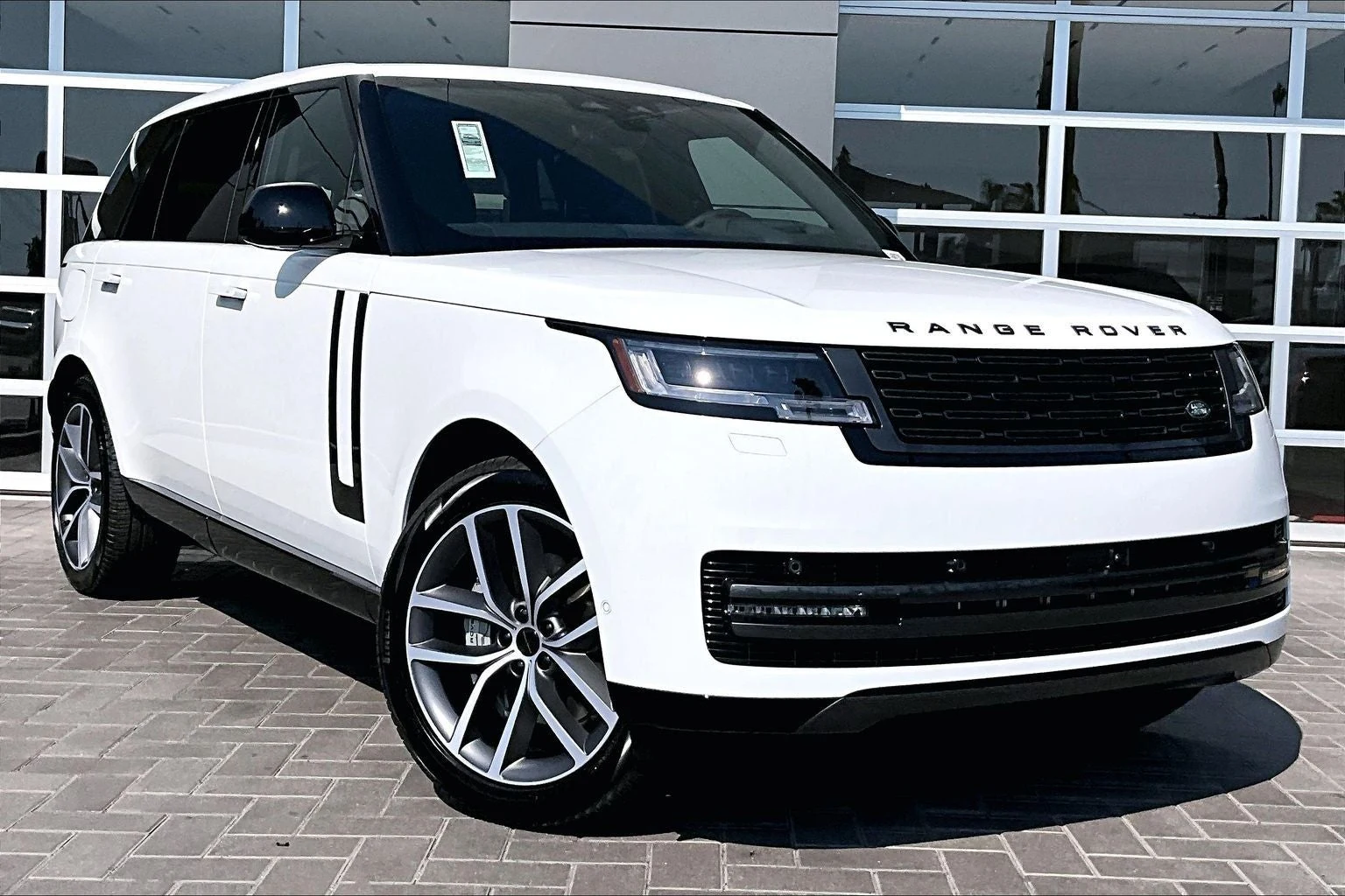 2026 Land Rover Range Rover SE LWB (L460), 2/15