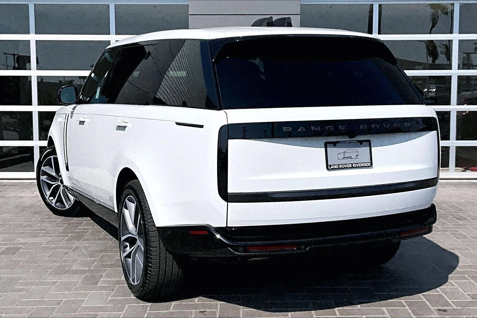 2026 Land Rover Range Rover SE LWB (L460), 3/15