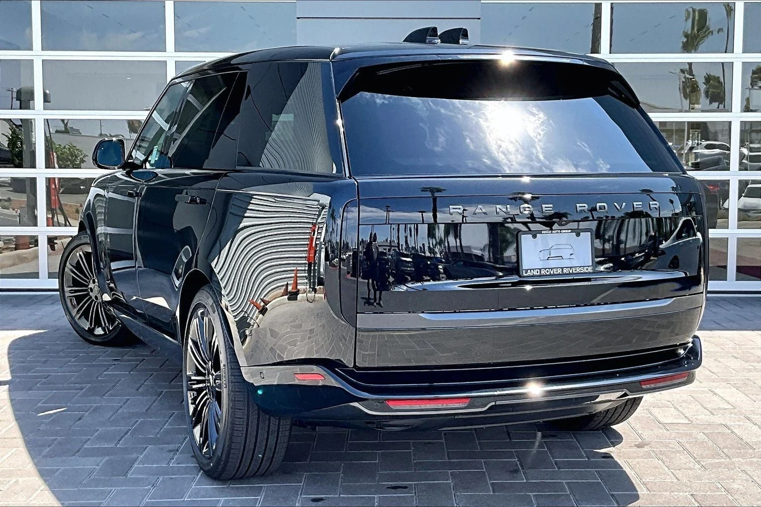2026 Land Rover Range Rover SE LWB (L460), 3/15