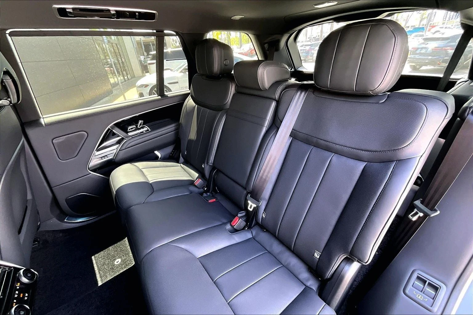 2026 Land Rover Range Rover SE LWB (L460), 10/15