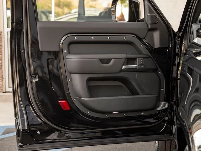 2026 Land Rover Defender 90 V8 (L663), 12/20