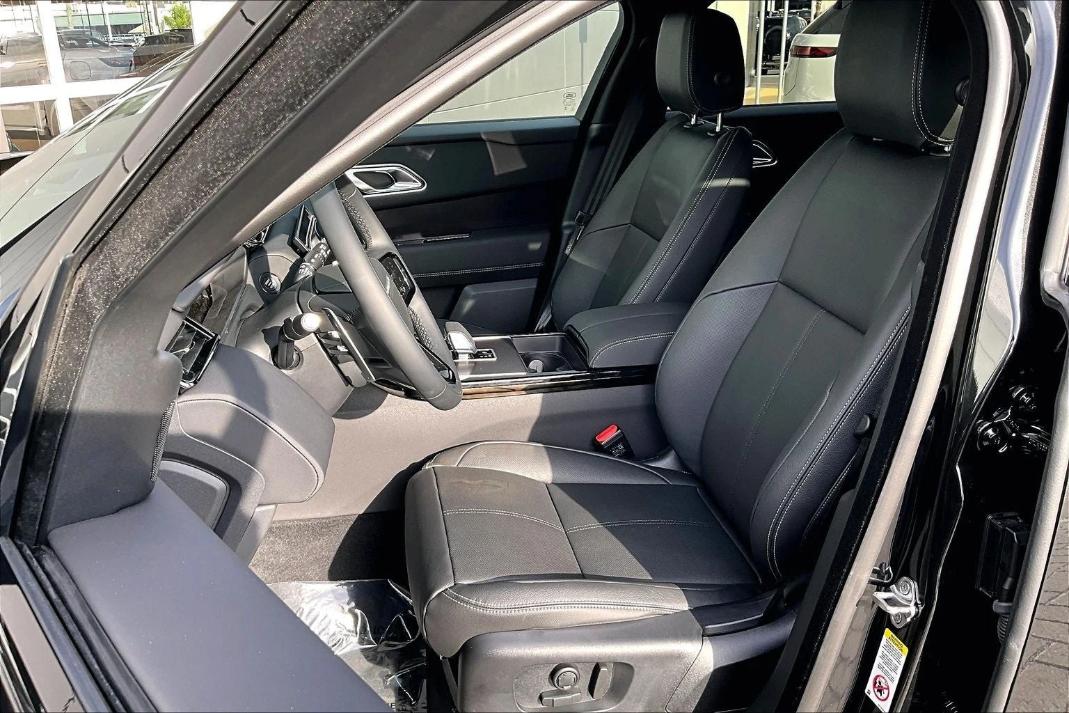 2026 Land Rover Range Rover Velar Belgravia Edition (L560), 9/14