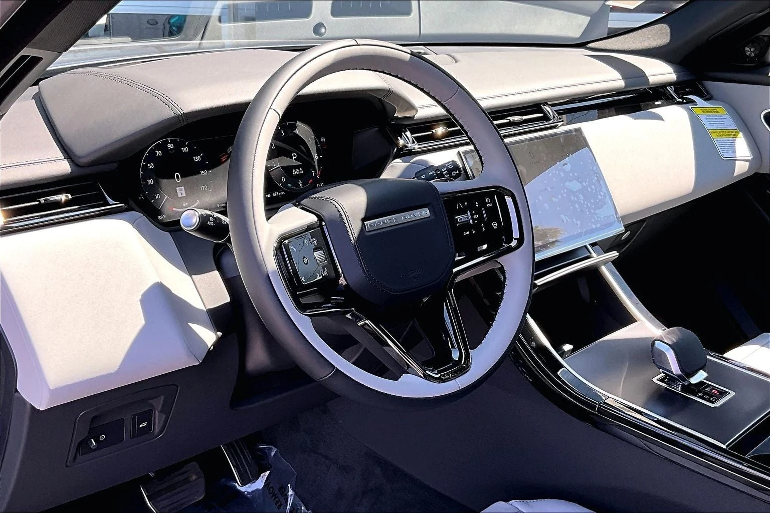 2026 Land Rover Range Rover Velar P250 Belgravia Edition (L560), 6/14