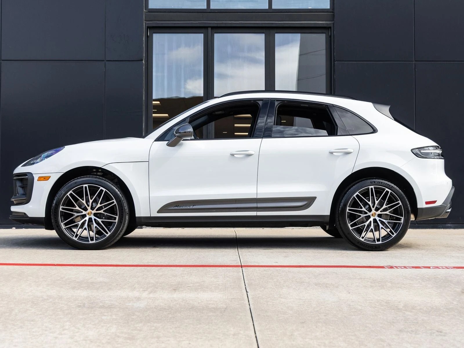 2026 Porsche Macan T (95B), 2/20