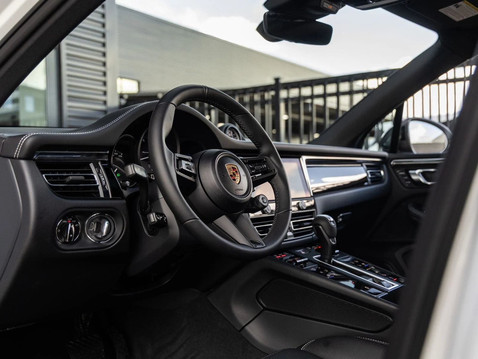 2026 Porsche Macan T (95B), 4/20