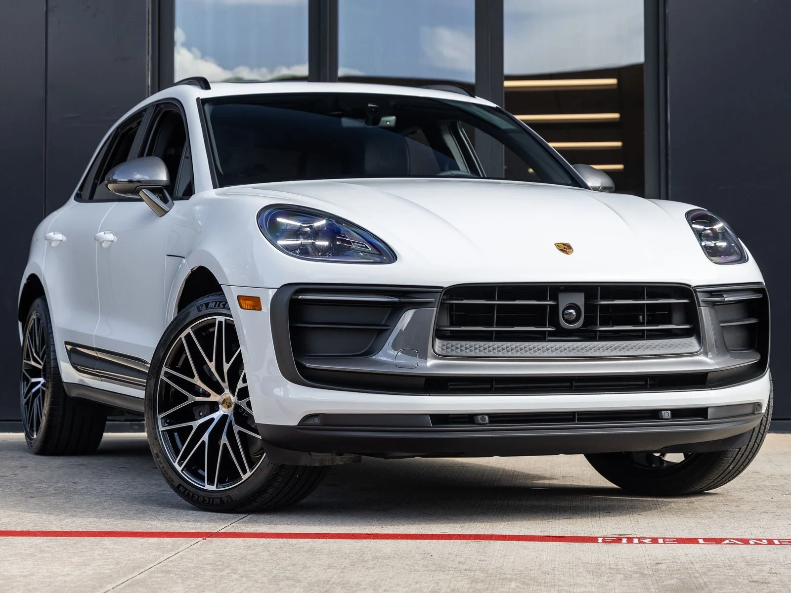 2026 Porsche Macan T (95B), 6/20