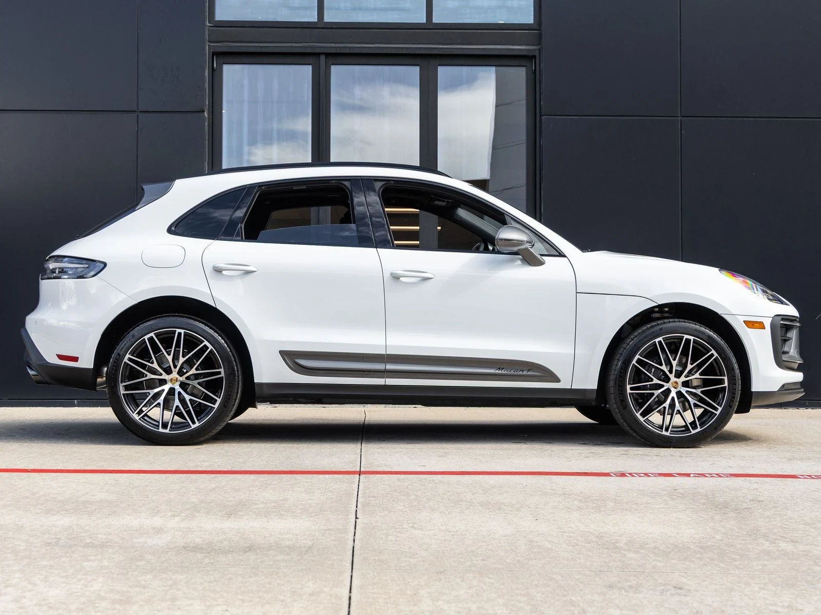 2026 Porsche Macan T (95B), 12/20