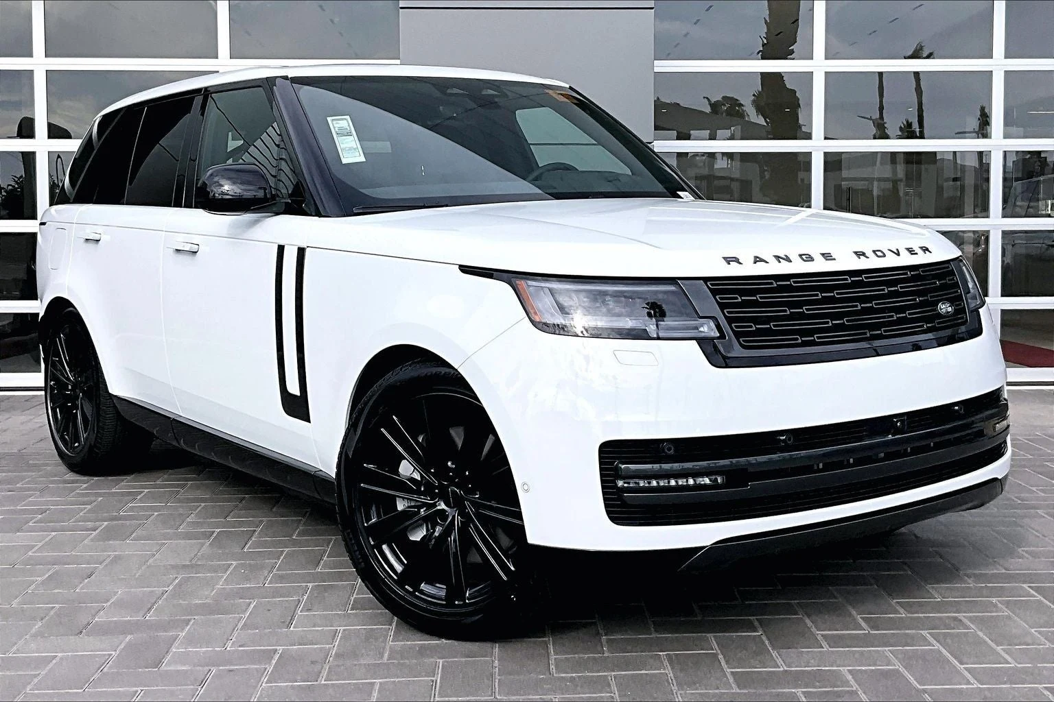2026 Land Rover Range Rover Plug-In Hybrid SE (L460), 2/14