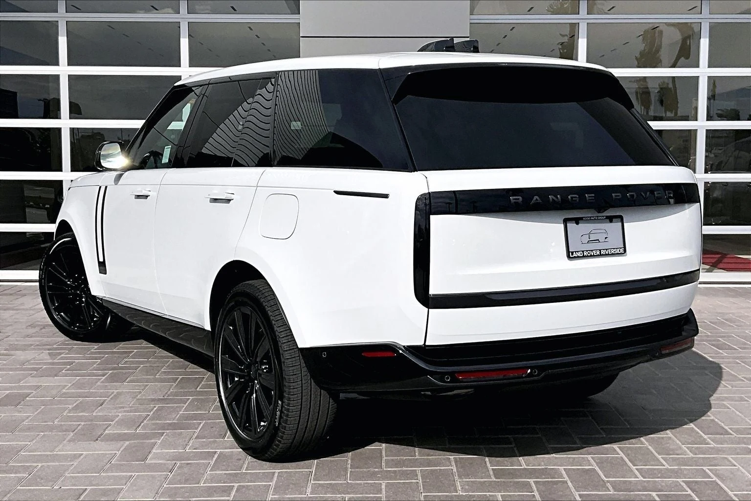 2026 Land Rover Range Rover Plug-In Hybrid SE (L460), 3/14