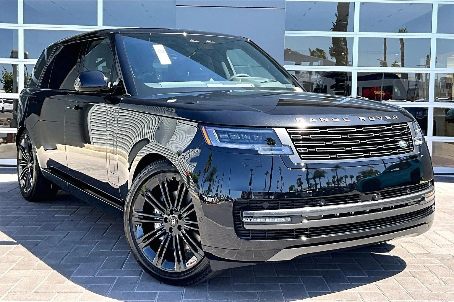 2027 Land Rover Range Rover SE LWB (L460), 2/15
