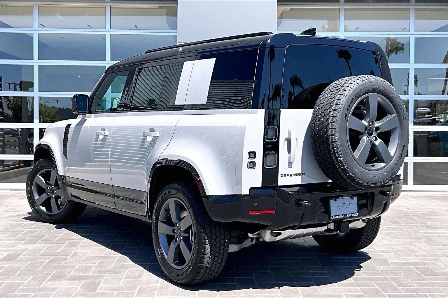 2026 Land Rover Defender 110 X-Dynamic SE (L663), 3/14