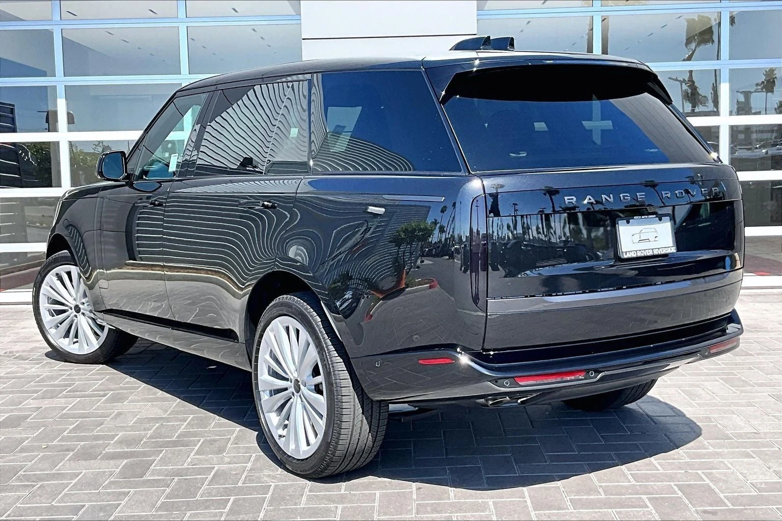 2026 Land Rover Range Rover SE LWB (L460), 3/15