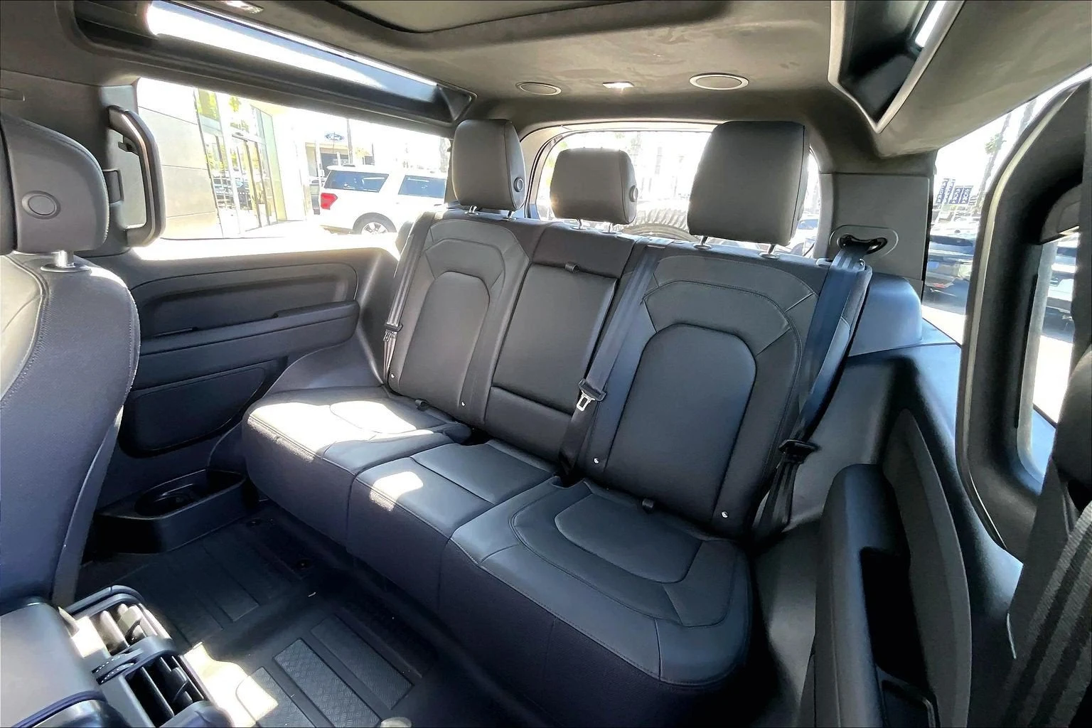 2026 Land Rover Defender 90 V8 (L663), 10/14