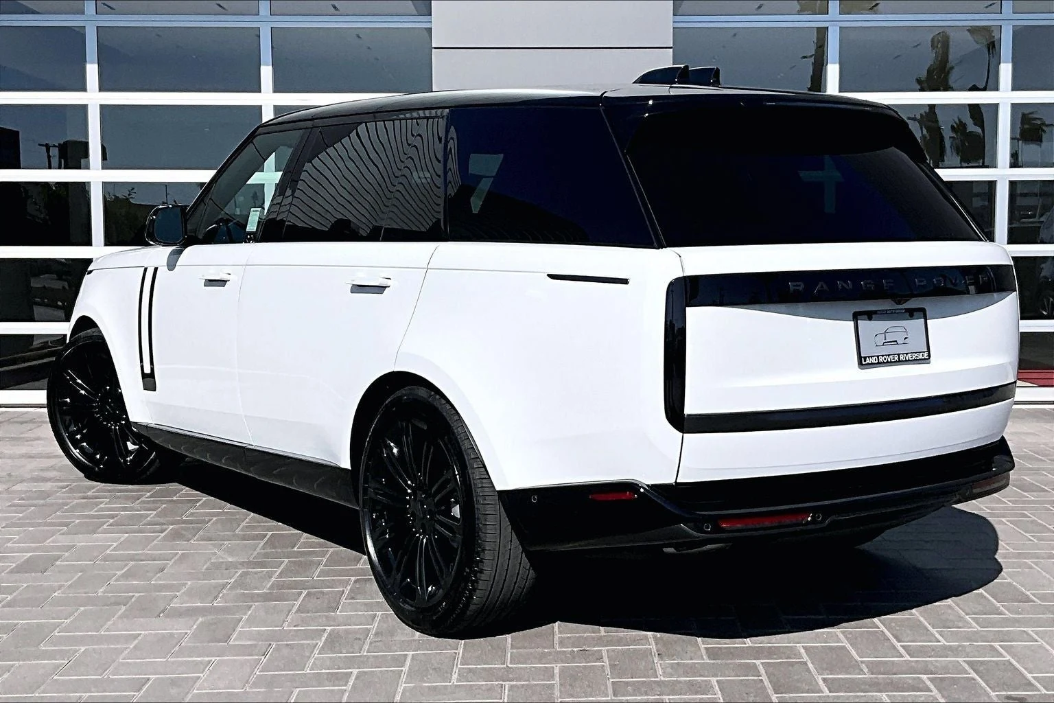 2026 Land Rover Range Rover SE LWB (L460), 3/15