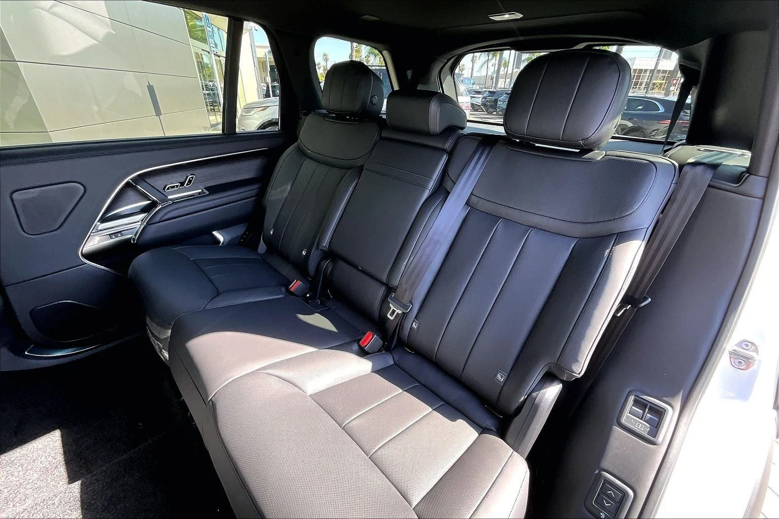 2026 Land Rover Range Rover SE LWB (L460), 10/15
