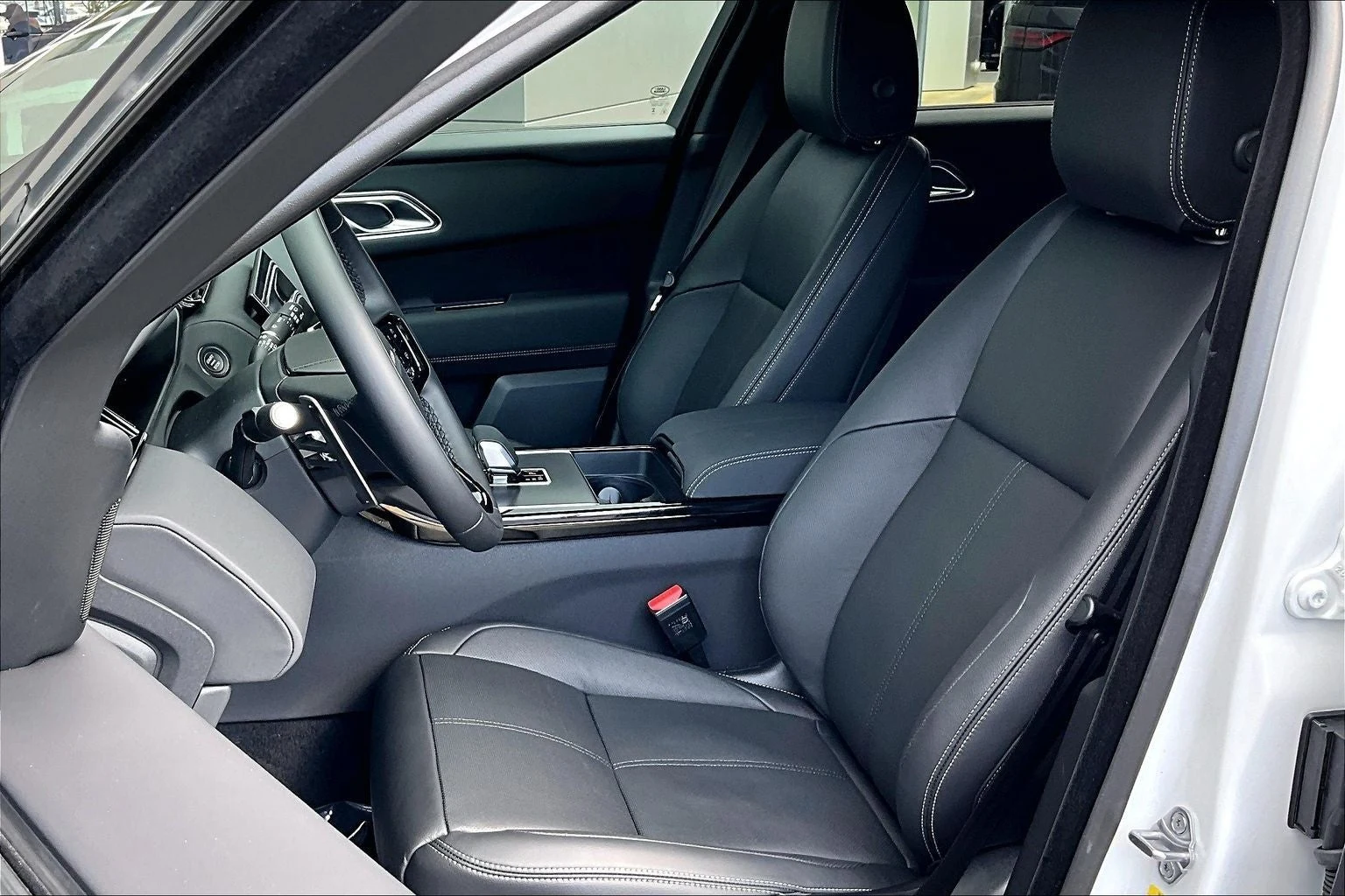 2026 Land Rover Range Rover Velar P250 Belgravia Edition (L560), 9/14