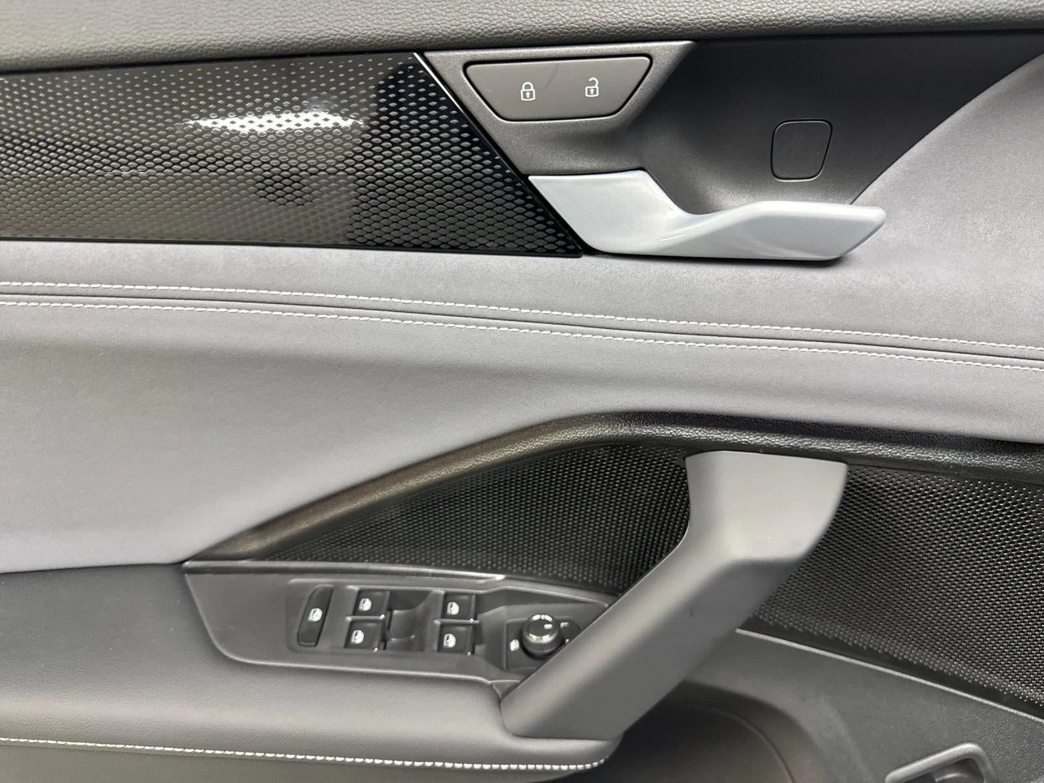 2026 Volkswagen Tiguan SE R-Line Black (3rd Generation North America), 10/20