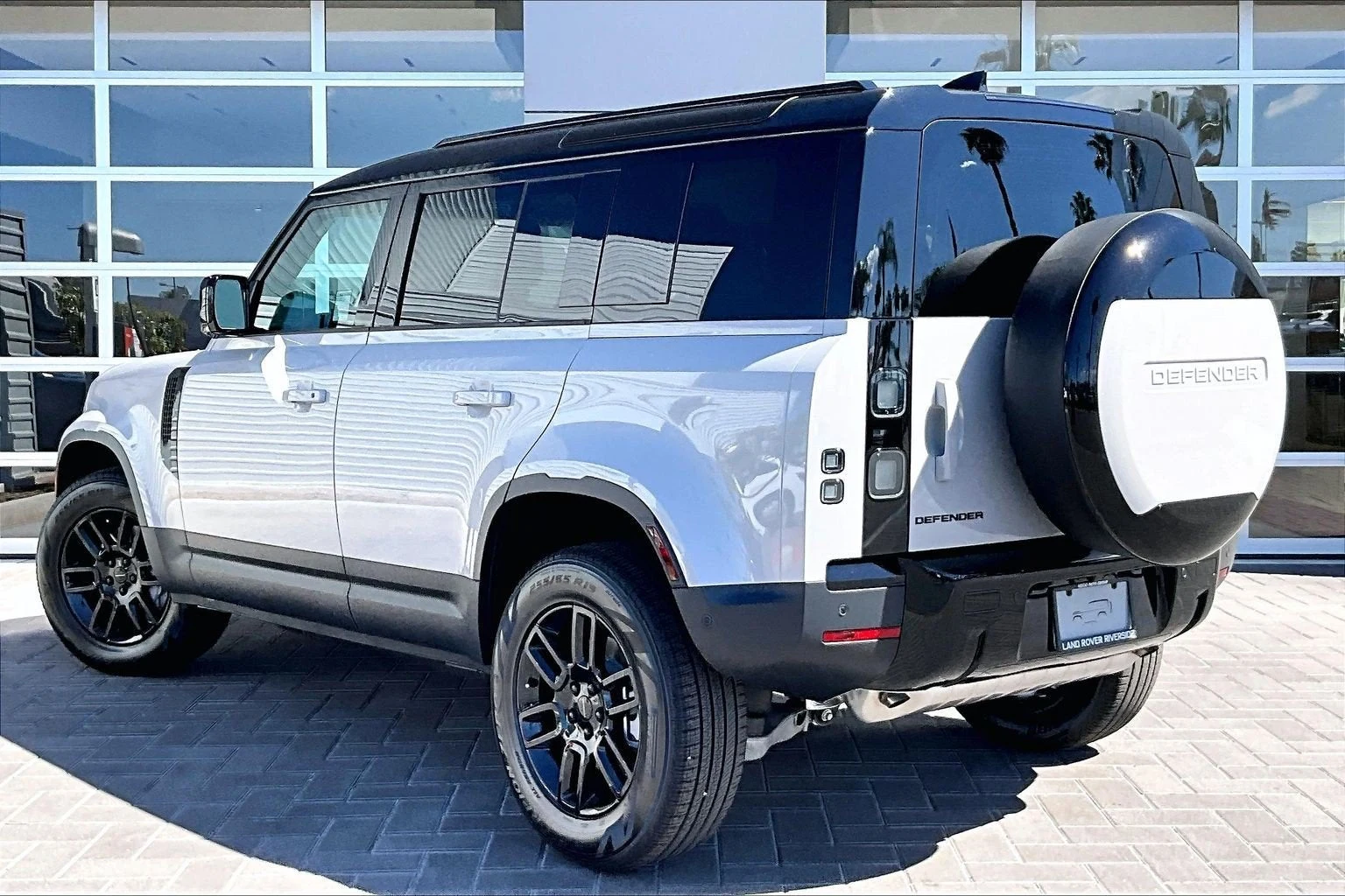 2026 Land Rover Defender 110 S (L663), 3/14